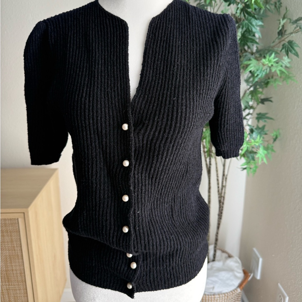 Vintage Black Ribbed Pearl Button Cardigan Top (Size M) – Classic & Chic